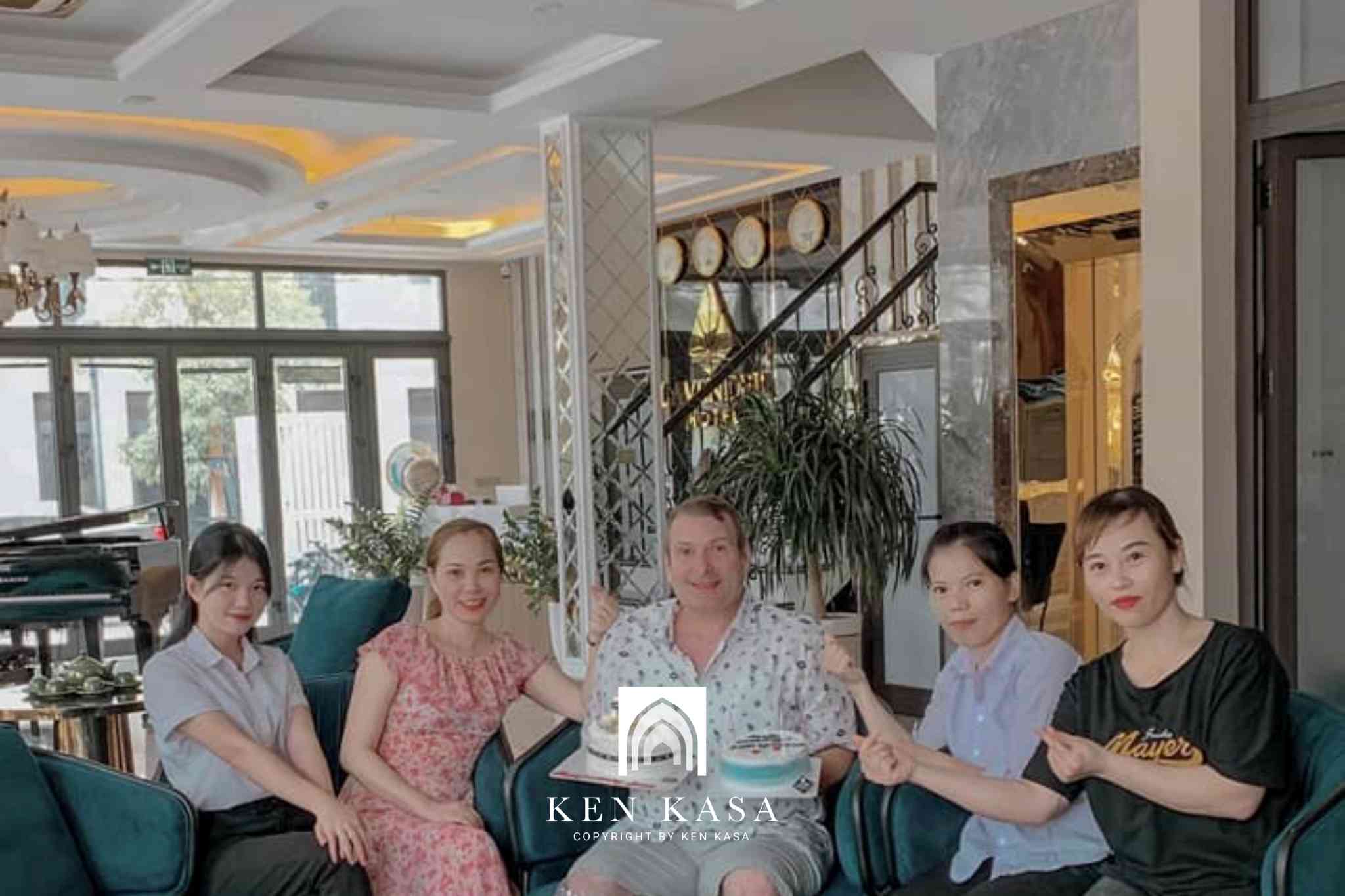 Khách hàng khi đến lưu trú tại Lavender Ha Long Bai Chay Hotel